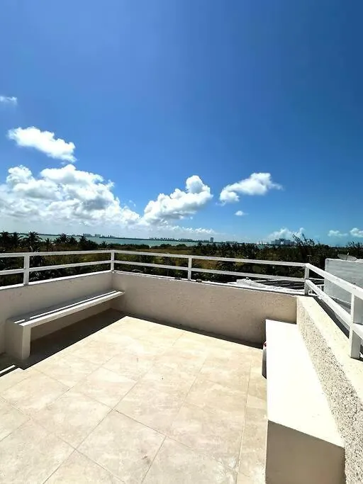 Luxurious Lagoon-Front Apartment In Hotel Zone Tranquility Meets Elegance Near Top Attractions And Beaches Cancun